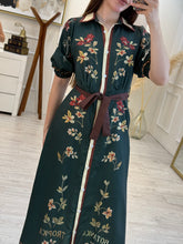 Cargar imagen en el visor de la galería, NIRVANA - Maxi vestido verde estampado floral