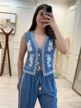 Cargar imagen en el visor de la galería, GIOVANNA - Set blusa y pantalon azul