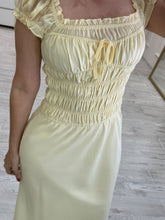 Cargar imagen en el visor de la galería, BENEDICTA - Vestido midi amarillo claro