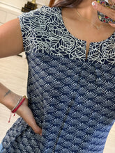 Cargar imagen en el visor de la galería, CELINE - Blusa azul marino estampada sin mangas