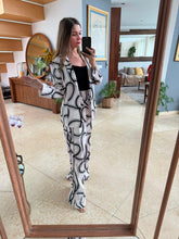 Cargar imagen en el visor de la galería, CAMRYN - Set blusa y pantalón blanco con negro