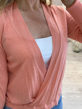 Cargar imagen en el visor de la galería, ROCIO – Blusa de punto durazno cruzada