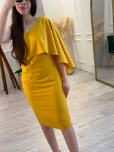 Cargar imagen en el visor de la galería, WREN - Vestido midi amarillo asimétrico