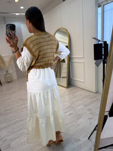 Cargar imagen en el visor de la galería, ENIO – Maxi vestido crema con chaleco tejido camel