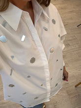 Cargar imagen en el visor de la galería, LIV - Camisa blanca apliques