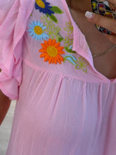 Cargar imagen en el visor de la galería, FIORE - Blusa rosa con bordado floral