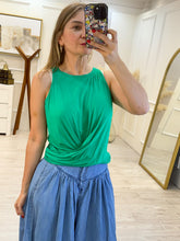 Cargar imagen en el visor de la galería, DANAE - Blusa verde sin mangas