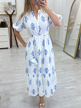 Cargar imagen en el visor de la galería, REN - Maxi vestido blanco estampado azul