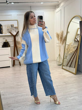 Cargar imagen en el visor de la galería, PHOEBE - Sueter azul con beige