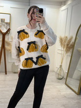 Cargar imagen en el visor de la galería, VERÓNICA – Suéter beige con calabazas y moños