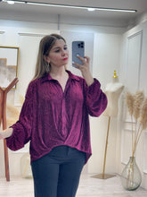 Cargar imagen en el visor de la galería, VICTORIA – Blusa vino plisada con cuello camisero