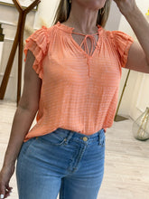 Cargar imagen en el visor de la galería, NATALIA – Blusa coral con olanes y lazo