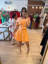 Cargar imagen en el visor de la galería, CHLOE - Set blusa y falda naranja estampado