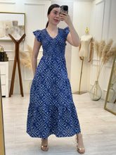 Cargar imagen en el visor de la galería, HELENA – Maxi vestido azul paisley con cintura smock