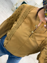 Cargar imagen en el visor de la galería, GRETA - Blusa camel manga larga