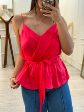 Cargar imagen en el visor de la galería, RAQUEL - Blusa roja tirantes