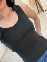 Cargar imagen en el visor de la galería, EVELIA - Blusa negra sin mangas