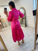 Cargar imagen en el visor de la galería, VENUS – Maxi vestido fucsia estampado de manga larga