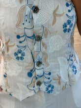 Cargar imagen en el visor de la galería, LILIA - Set pantalón y chaleco blanco con flores azules