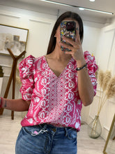 Cargar imagen en el visor de la galería, MAYA – Blusa rosa con flores blancas y mangas fruncidas