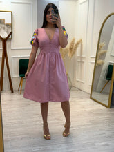 Cargar imagen en el visor de la galería, EBONIE - Vestido rosa mangas bordadas