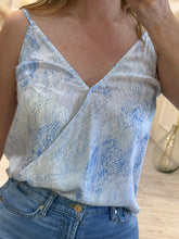 Cargar imagen en el visor de la galería, SELVA – Blusa cruzada de tirantes con estampado de piel azul