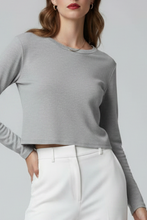Cargar imagen en el visor de la galería, ELISA - blusa gris de manga larga con corte recto y estilo básico.
