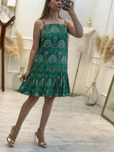 Cargar imagen en el visor de la galería, DANNA – Vestido corto verde estampado de tirantes