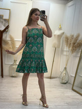 Cargar imagen en el visor de la galería, DANNA – Vestido corto verde estampado de tirantes