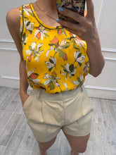 Cargar imagen en el visor de la galería, CLOTILDE - Blusa mostaza estampada