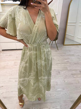 Cargar imagen en el visor de la galería, MINJI - Maxi vestido verde estampado