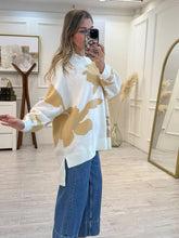 Cargar imagen en el visor de la galería, ALANA - Sueter blanco con khaki