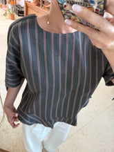 Cargar imagen en el visor de la galería, CELSA - Blusa gris oscuro rayas