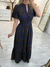 Cargar imagen en el visor de la galería, YESENIA - Maxi vestido estampado azul oscuro hojas