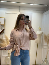 Cargar imagen en el visor de la galería, ROSA – Camisa satinada rosa palo con nudo al frente