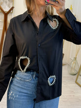 Cargar imagen en el visor de la galería, GERMAINE - Camisa negra corazones