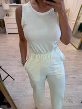 Cargar imagen en el visor de la galería, BRYNLEE - Set blusa y pantalon beige
