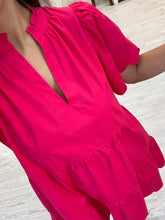 Cargar imagen en el visor de la galería, DORIS – Vestido corto rosa con orillas onduladas