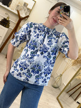 Cargar imagen en el visor de la galería, ARIADNA – Blusa blanca con flores azules