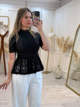 Cargar imagen en el visor de la galería, ESTHER - Blusa negra manga corta