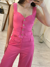 Cargar imagen en el visor de la galería, NESSA - Set blusa y pantalón fucsia rayas