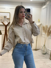 Cargar imagen en el visor de la galería, BEATRIZ – Camisa beige de algodón con botones
