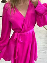 Cargar imagen en el visor de la galería, GOLDIE - Vestido corto fucsia manga larga
