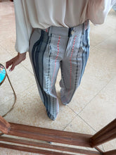 Cargar imagen en el visor de la galería, FELIPA - Pantalon gris estampado