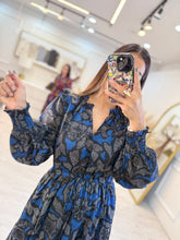 Cargar imagen en el visor de la galería, EIRENE – Maxi vestido azul marino estampado de manga larga