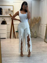 Cargar imagen en el visor de la galería, SUMMER - Pantalón blanco con volantes