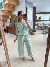 Cargar imagen en el visor de la galería, HOLANDA - Set blusa y pantalón verde claro