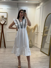 Cargar imagen en el visor de la galería, AILEEN - Maxi vestido blanco con detalles negros