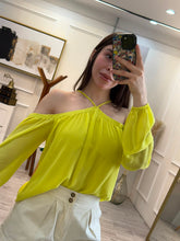 Cargar imagen en el visor de la galería, FINLEY - Blusa amarilla