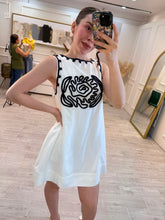 Cargar imagen en el visor de la galería, ISABELLE - Vestido corto blanco con apliques negros
